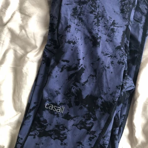 Casall iconic printed 7/8 tights - Storlek 34, andra bilden visar endast passformen. Säljs då de är lite små på mig. Använda en del men i gott skick. Väldigt skönt material och smickrande passform. 