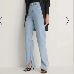 Jeans med slits  - Säljer mina fina jeans med slits från NA-KD pga att dom är alldeles förstora för mig. Använda ett fåtal gånger🥰
