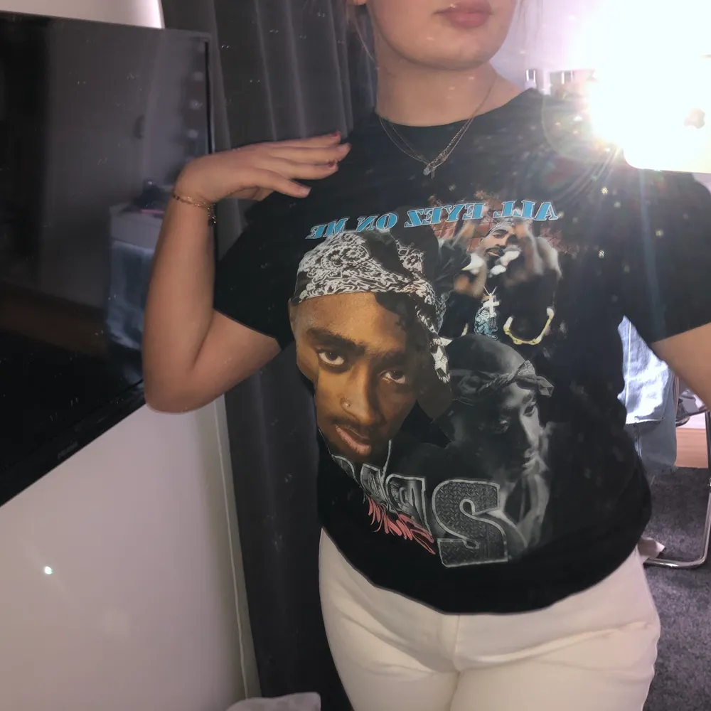 En svart 2pac tshirt köpt på junkyard, köparen står för frakten💖. T-shirts.