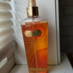 Victoria's Secret Body Mist - Säljer nu min Victoria's Secret Body Mist då det inte riktigt är min doft och aldrig kommer till användning. Ytterst lite är taget ur den vilket syns på bilderna! Den har en varm doft med noter utav körsbär, vanilj, sandelträd, kamomill, aloe veta, socker och mjölk! Vilket ger en varm och söt doft. 