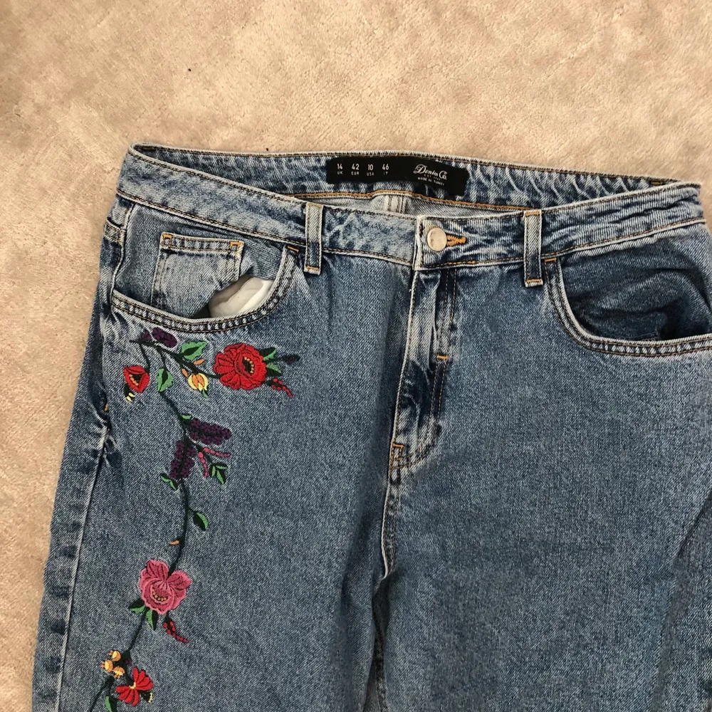 Blåa mom jeans i storlek 42! Oanvända! Superfint unikt blombroderi från Denim Co. Vid frågor är det bara att skriva !💖💖💞. Jeans & Byxor.