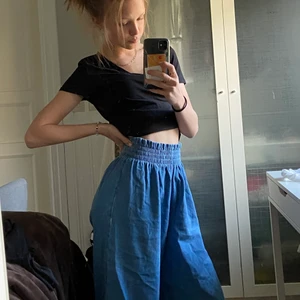 3/4 flared jeans med midjemudd  - Säljer mina oanvända jeans från Berska. De är EXTREMT bekväma och känns som mjukis trots att det är jeans🥰 de sitter högmidjat och är 3/4 i längden. Köpare står för frakt💙