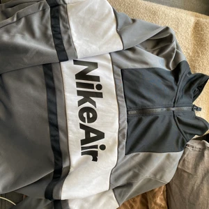 Nike kofta, aldrig använd, unisex - Väldigt mysig oversized tröja, aldrig använd, bara legat i garderoben. Köpte den ny för 700kr. Vid fler intresse så budgivning annars köpa direkt för 400:-