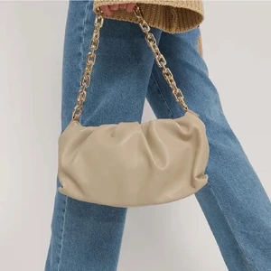 Beige nakd väska - Säljer denna superfina beiga väskan från nakd. Tyvärr kommer den inte till användning och är slutsåld på nakds hemsida 💜💜