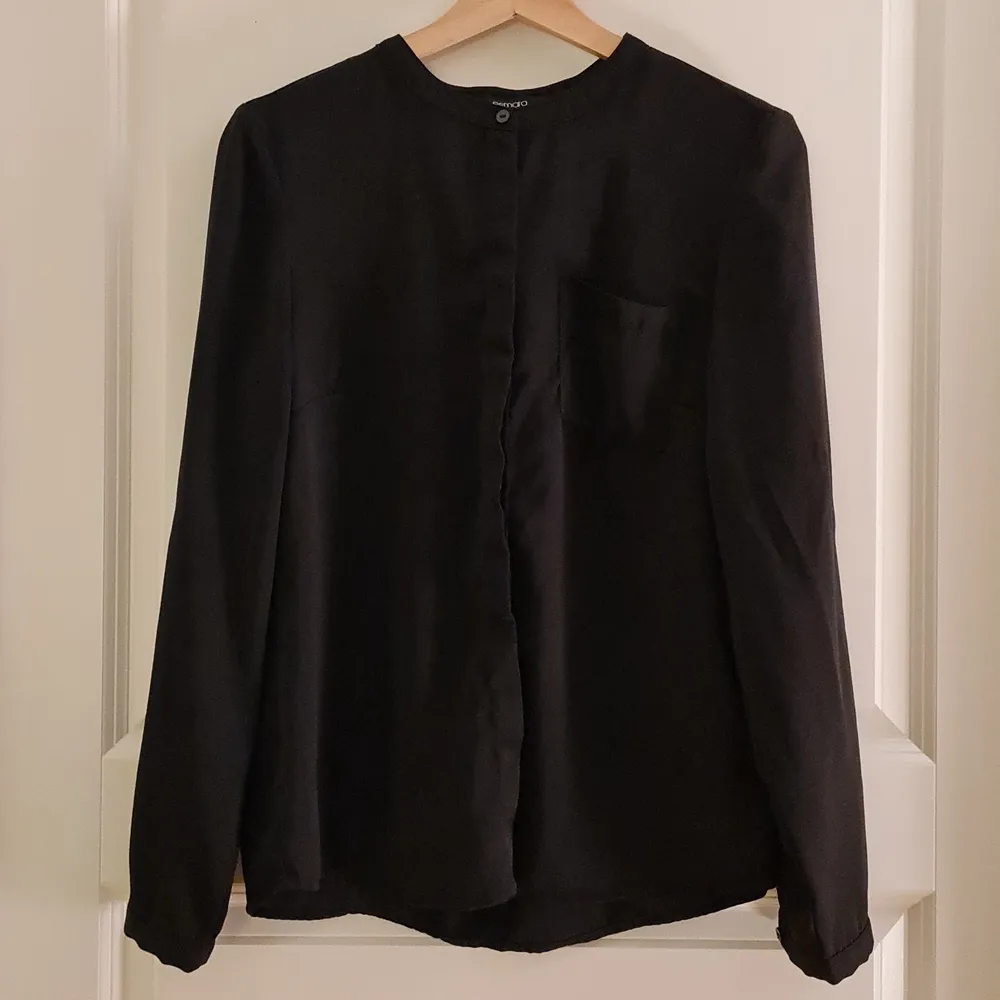 Black classic shirt. Thin flowy fabric. Long sleeves can be converted to 3/4 length. Perfect condition ☺. Skjortor.