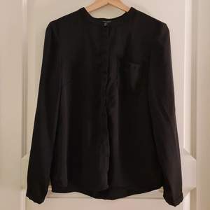 Black classic shirt. Thin flowy fabric. Long sleeves can be converted to 3/4 length. Perfect condition ☺