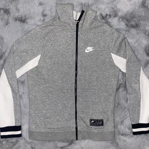 Nike kofta L ( barnstorlek) - Helt oanvänd, passar xxs & xs (147-158cm) (12-13yrs)