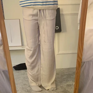 Linnebyxor - Säljer mina jätte fina linnebyxor från hm! Materialet är inte riktigt som linne lite mer som silkes material❤️ köpte för 149, köp direkt för 290