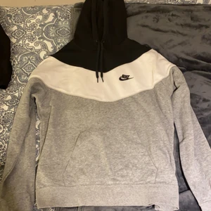 Nike hoodie  - Säljer min Nike Hoodie , nästan aldrig använd, köpare står för frakt. Pris kan diskuteras, nypris 750kr