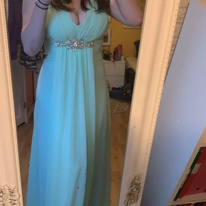 Balklänning/ klänning - Balklänning i nyskick, aldrig använd. Nypris 1795, nytt pris= 1000 kr. Köpt från citygodess i storlek 8 (S) 