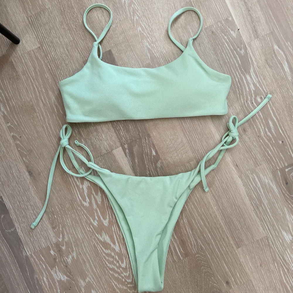 Ljusgrön bikini från Shein! Jättebra kvalité! Säljer endast pga att den är lite för liten för mig. Endast provad med underkläder! Är i storlek L men passar S-M. Övrigt.