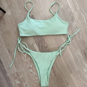 Bikini  - Ljusgrön bikini från Shein! Jättebra kvalité! Säljer endast pga att den är lite för liten för mig. Endast provad med underkläder! Är i storlek L men passar S-M