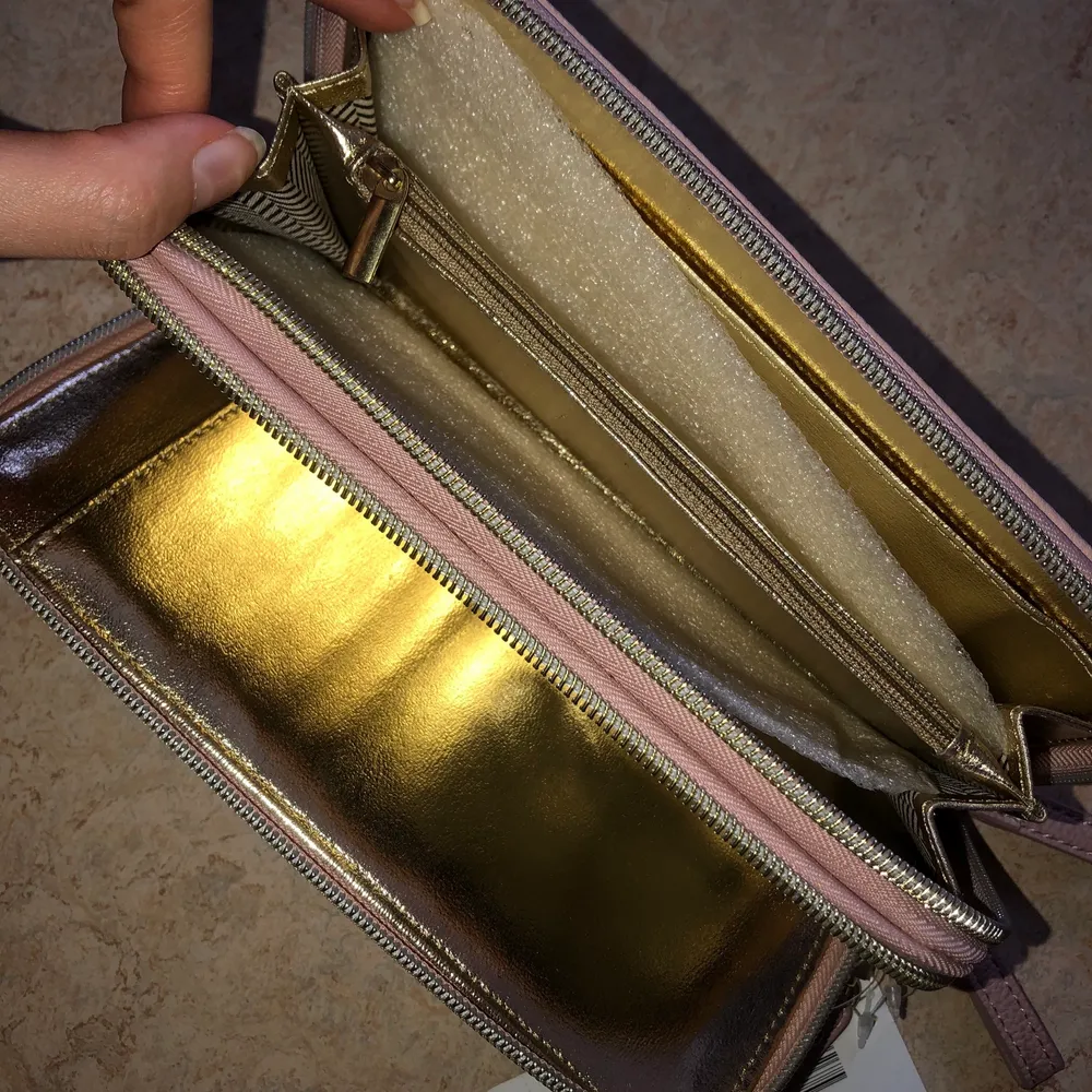 Äkta oanvänd ljusrosa plånbok från Steve Madden. . Väskor.