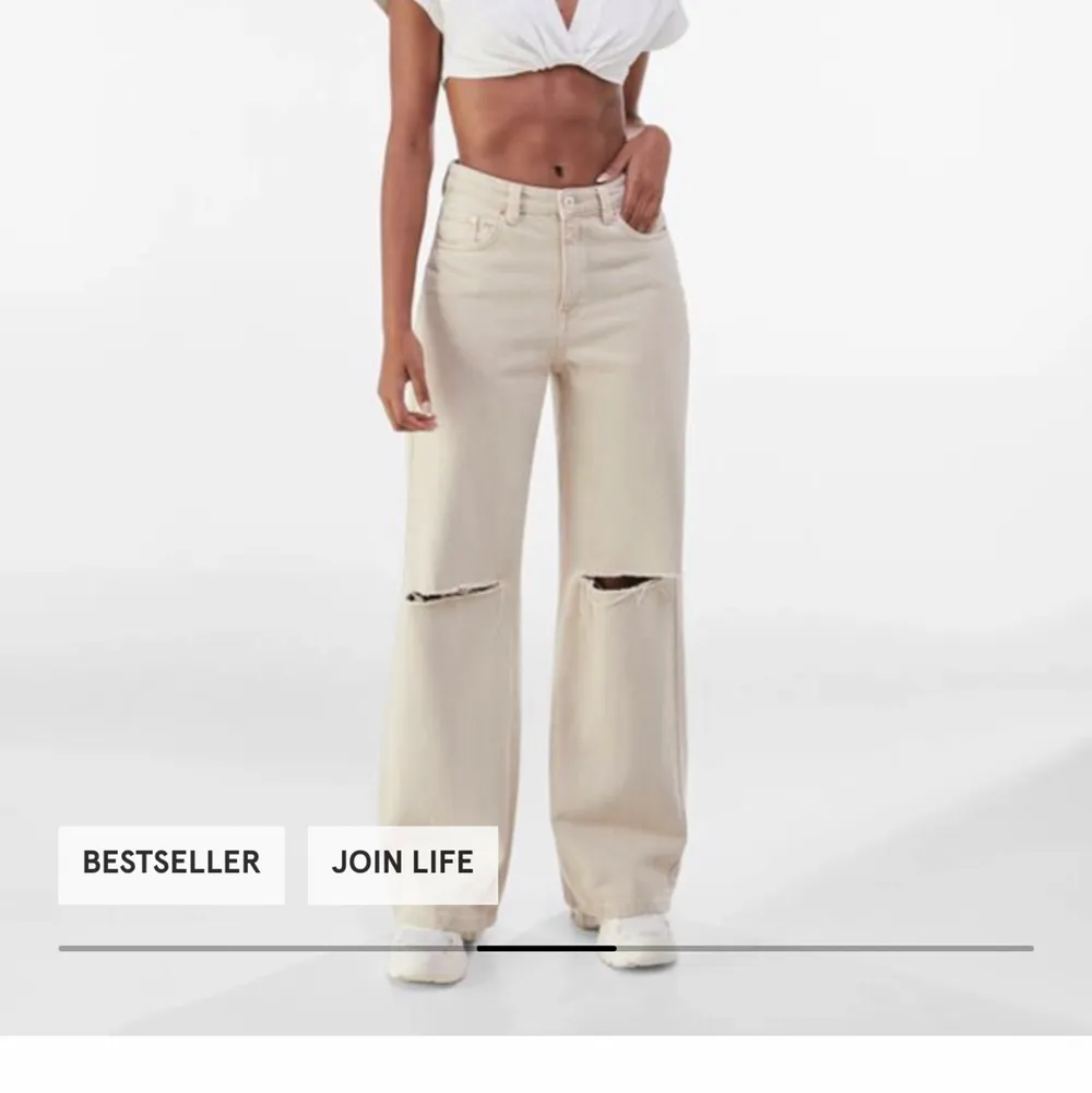 Helt nya jeans från bershka, endast testade, lappen sitter kvar. Lite små i storleken byxorna sitter mer som en 40 än 42  Ledande bud: 160. Jeans & Byxor.