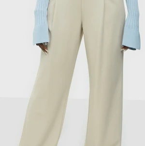 Kostymbyxor  - Snygga och sköna kostymbyxor, är fläck på benet syns inte jättemycket! Ej provat med vanish! Hör av dig om du vill har mer bilder! 🤎Gratis frakt🤎