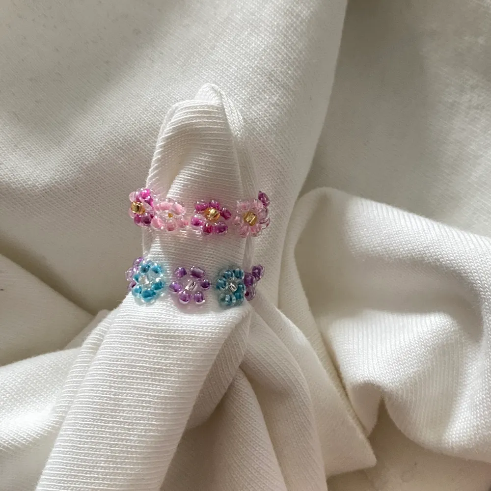 En super fin blomring som kan komma i alla olika färger. ⚡️💕 tveka inte på att kontkta vid frågor. Den säljs för 25kr men om du köper två får du de för 40kr💞 . Asusteet.