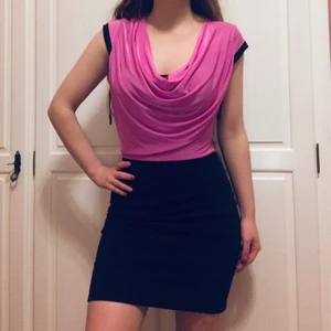 Ursnygg festklänning från Sisters Point strl S - Garderobutrensning!   Säljs i fint skick. Sparsamt använd.  Färg; Rosa upptill, svart nertill Passar till finare/festligare tillställningar. Storlek S men uppskattar att det passar även en som har XS  Vid eventuella frågor som dyker upp tveka inte att höra av er.  Samfraktar om så önskas.