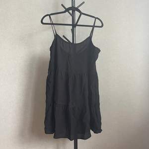 Kort svart klänning från H&M. Storlek 44