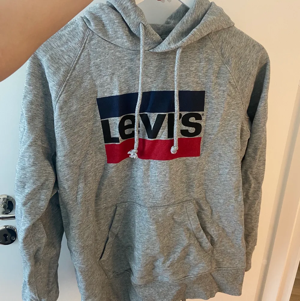 Säljer denna Levis hoodie för den bara ligger i min garderob och inte kommer till användning! Köparen står för frakt. Den är använd Max 2 gånger. Tröjor & Koftor.