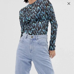 rynkad meshtopp strl 38 - Häftig meshtopp från asos collusion! Nästintill aldrig använd så den är i fint skick. ☺️ Första bilden är på modellen från hemsidan. Storlek 38!  130kr+frakt (köparen står för frakten) 💜 Finns hund i hemmet men tröjan är nytvättad.