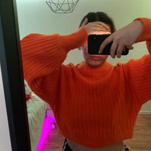 Säljer nu en orange stickad tröja från Gina mest för jag känner att jag inte passar i färgen den har inga fläckar osv och är superfin fortfarande! De är en Xs men skulle säga de kan passa upp till M med tanke på hur stretchig den är. (Frakten diskuteras vid intresse av plagget)
