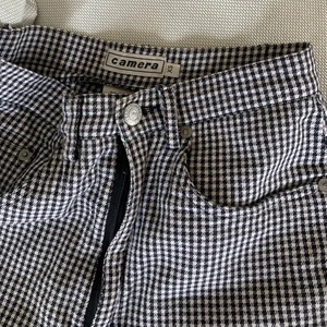 Svart-vita byxor  - skitsntgga byxor som tyvärr har blivit för små för mig :( Dem är jättesköna på och passar perfekt i längden för mig som är 1.60. Om ni är intresserade men osäkra på att dem kommer att passa så hör gärna av er så kan jag ge er exakta mått på byxorna