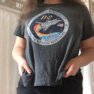 Space T-shirt från Urban Outfitters  - Superskön och snygg t-shirt med spacetryck från Urban Outfitters!🪐 Storleken är M men den är oversized. Köparen står för frakten!🚀