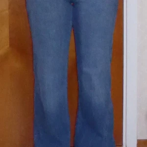 Jeans - Bekväm och inte alls som alla vanliga jeans. Man kan ha dom för alla tillfällen utan att det blir något problem!