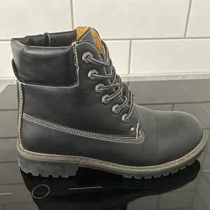 Boots  - Vinterskor. Storlek 38 men de är små i storlek så skulle kalla de för 37 ist. 