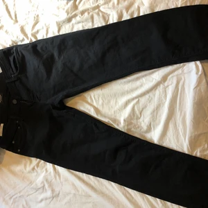 Svarta jeans  - Herr-jeans i storlek 33/34. Från jack & Jones, slimfit. Knappt använda.