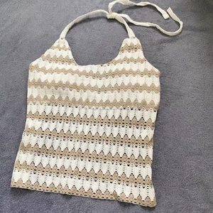 Halter topp - Storlek: XS-M. Plaggets längd 41cm, 41cm bredd. Justerbara band runt nacke samt rygg. Betalningsmetod: Swish. Frakt tillkommer postnord blå påse 45kr