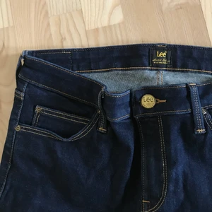 Mörkblå skinny-jeans - Väldigt sparsamt använda och mycket bra skick. Fin mörkblå jeans-färg. Skriv för fler bilder!