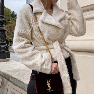 Teddyjacka med knytning - Jättemysig och snygg jacka med knytning i midjan. Nypris är ca 500 och den endast använd 1 gång.💖 Passar XS-M (första bilden är lånad)