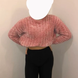 Rosa tröja - Rosa tröja i tjock material. Det var en gåva så vet inte vad den  kostade. Materialet känns finare och den har varit sparsamt använd. Den är inte lika kort som på bilden då jag stoppat in den!