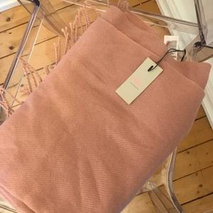 Rosa halsduk med lapp kvar  - Rosa halsduk med lapp kvar. Från Only. Aldrig använd.