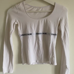 Roberto Cavalli Tröja  - En skitsnygg tröja som tyvärr är för liten för mig och därför inte kunnat använda !! har ett litet litet hål under en av armarna (syns på andra bilden) men går lätt att sy igen. Köparen står för frakt! Buda om många intresserade 