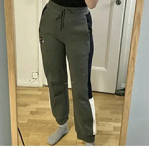 Puma Fenty mjukisbyxor - Mörk gråa mjukisbyxor får Puma Fenty av Rihanna, svåra att få tag på. Materialet är tjock och mysigt. Storleken är S men de är stora i modellen. Hör av dig vid frågor💞💞