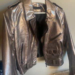 Silver skinnjacka - Säljer nu min favorit silverjacka pågrund av att jag har 2 st typ likadana, sjukt fin och köpt second hand för 350kr, motsvarar stl S/M men skulle säga mest S.⭐️⭐️⭐️