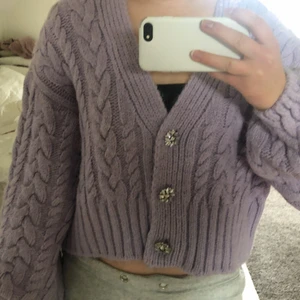 Stickad kofta  - Jätte fin lila stickad kofta från zara, helt oanvänd. Storlek S