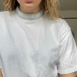 Vit Acne t-shirt - Dags att ta farväl t denna badboy. Den är i nyskick. Mina mått hittar ni i min profil om ni är osäkra om plagget kommer att passa er! ❤️ buda från 300 eller köp direkt flr 600