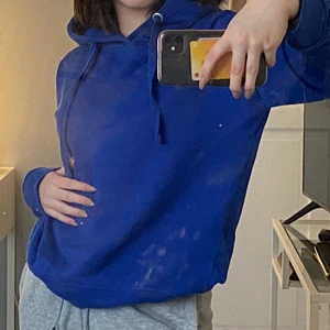 Blå hoodie - Blå hoodie från lager 157❤️Storlek S och säljer pga att den aldrig andvändts. 100kr + frakt