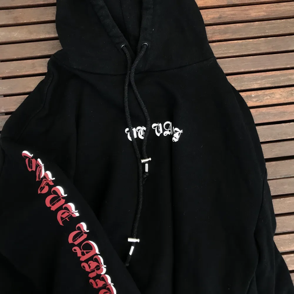 Coolaste oversized hoodien med tryck på baksidan! Texten där bak är glittrig🤍 så najs att använda istället för jacka på sommarkvällar. Hoodies.