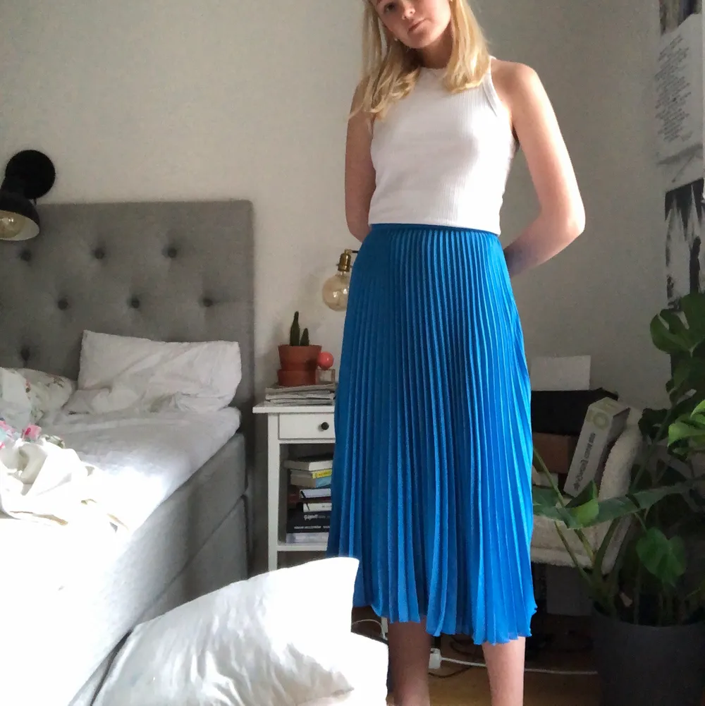 Väldigt fin blå kjol, som ny! Plisserad, tunt material perfekt till sommaren helt enkelt👌🏼👌🏼. Kjolar.