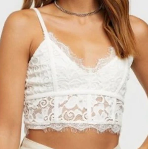 Spetstopp ♥️ - Perfekt söt spetstopp till sommaren eller under en blazer, använd 1 gång😍😍 Säljer då den är stor för mig som är en xs💕🙌🏻 (pris kan diskuteras) 