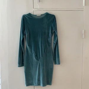 Tight glansig NLY trend klänning - Använd en gång, köpt på nelly. Sitter snyggt på