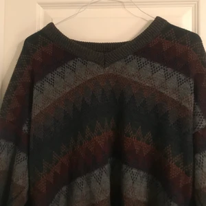 Stickad tröja🤎💚 - Jätte fin v-ringad stickad tröja köpt på Beyond Retro💚