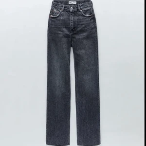 Zara jeans - Säljer dessa jeans från zara i storlek 34, nästan oanvända så jättebra skick☺️buda i kommentarerna eller kontakta mig!