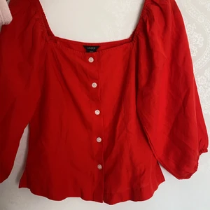 Röd blus - Jätte söt tröja som är från Lindex, kommer ej till användning. Endast testat den 1 gång, och den var för stor för mig.