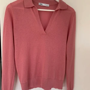 Stickad - Stickad tröja från zara i rosa färg som inte riktigt syns på bilden, köpt second hand men oanvönd äv mig, passar mig som har s också