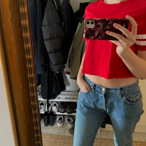 Röd t-shirt  - Basic röd t-shirt från H&M ❤️🍎🌹 (OBS, om du vill köpa denna kan du få den andra i färgen blå på köpet för samma pris)